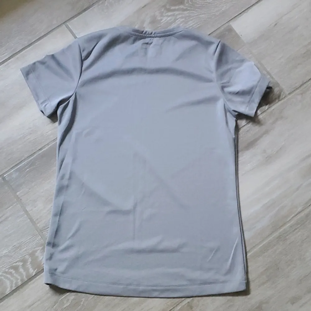 2 Under Armour Semi-Fitted HeatGear Shirt Sleeve Tops - Image 4