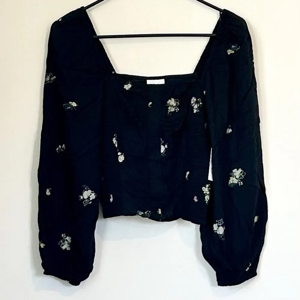 NWT Abound Black Lotta Floral Long Sleeve Smocked Crop Top - XS - Image 2