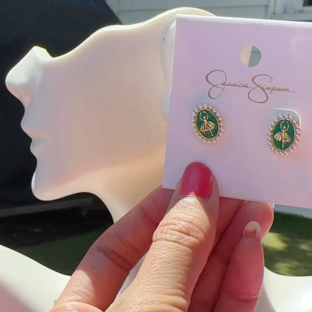 Jessica Simpson Earrings gold tone pearls around green ballerina stubs - Image 2