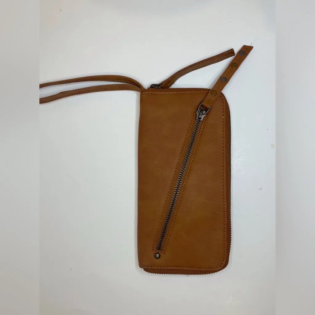 Free People  Distressed Vegan Wallet in Brown‎ - Image 5