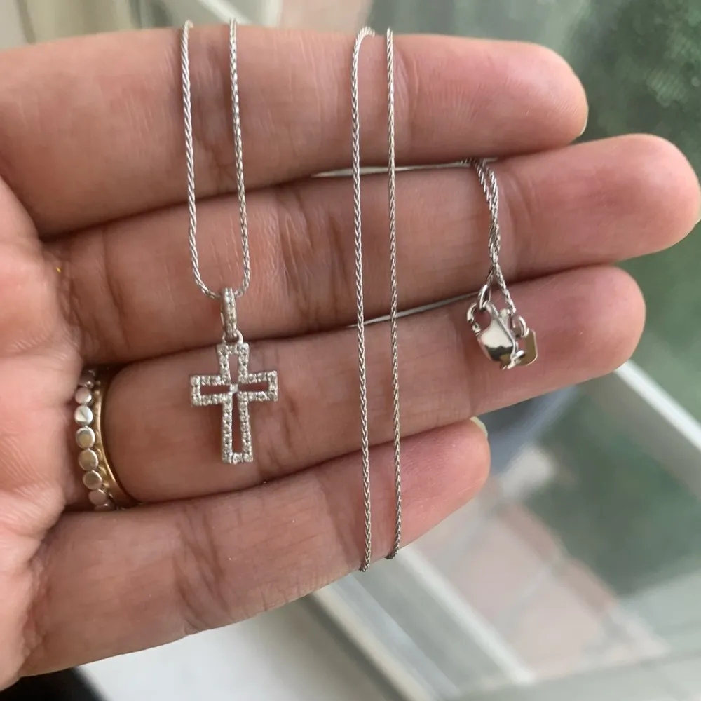10k White Gold Diamond Cross with 18" Chain - Image 4