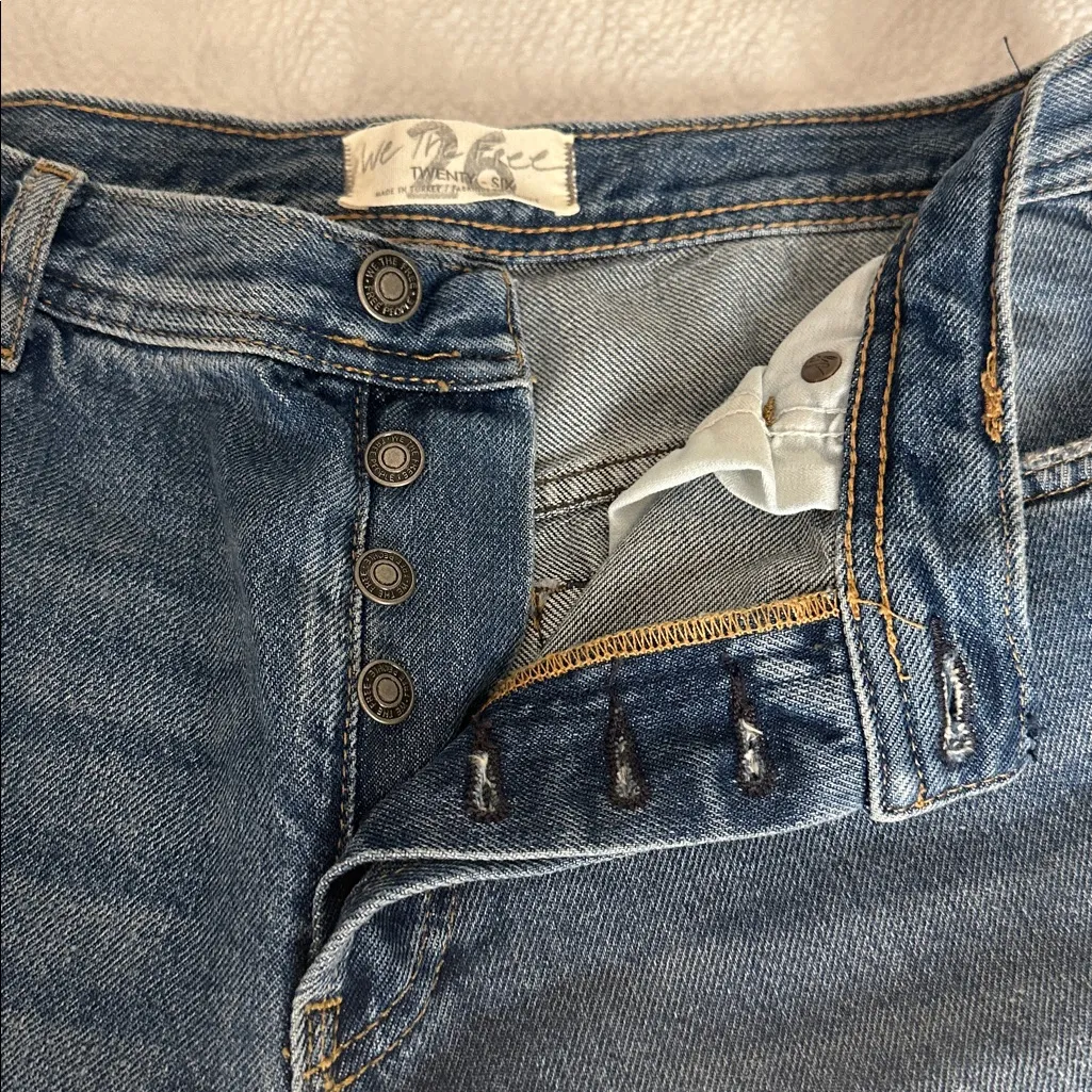 We The Free Light Blue straight leg Jeans with Frayed Hem sz 26 - Image 3