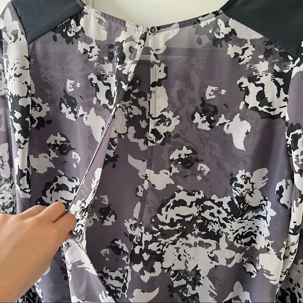 ⭐️Banana Republic Grey Floral Chiffon Crewneck Long Sleeve Open Slit Back Blouse - Image 7