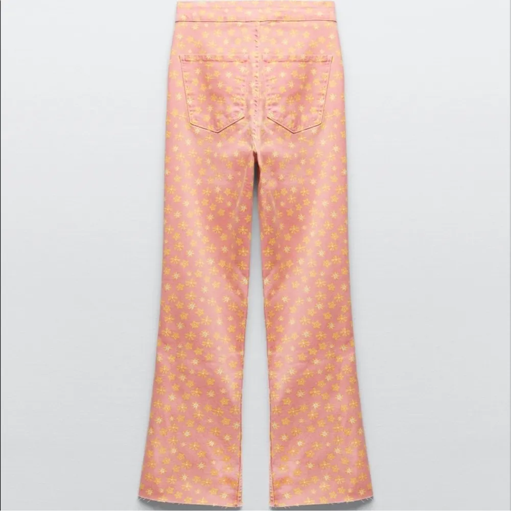 NWT-  Floral print cropped open hem jeans - Image 3