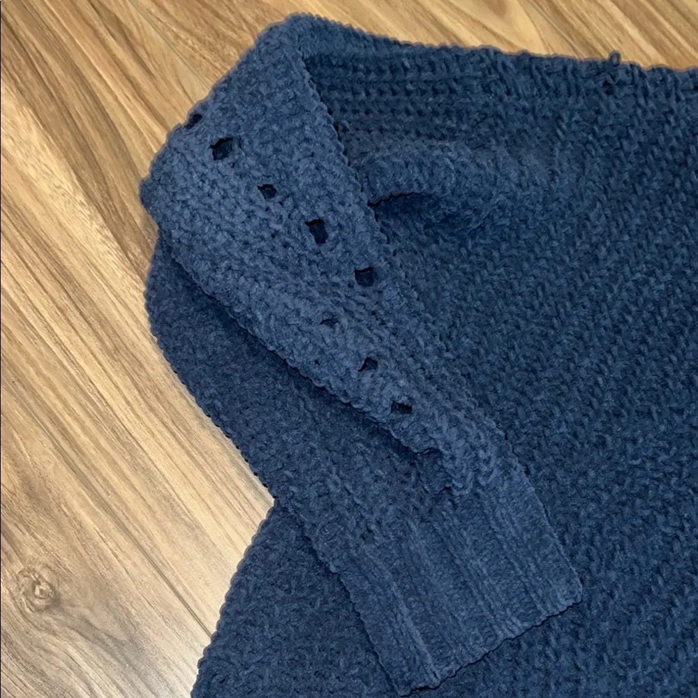 Hollister Deep Blue Women's Crew Neck Sweater - Image 4