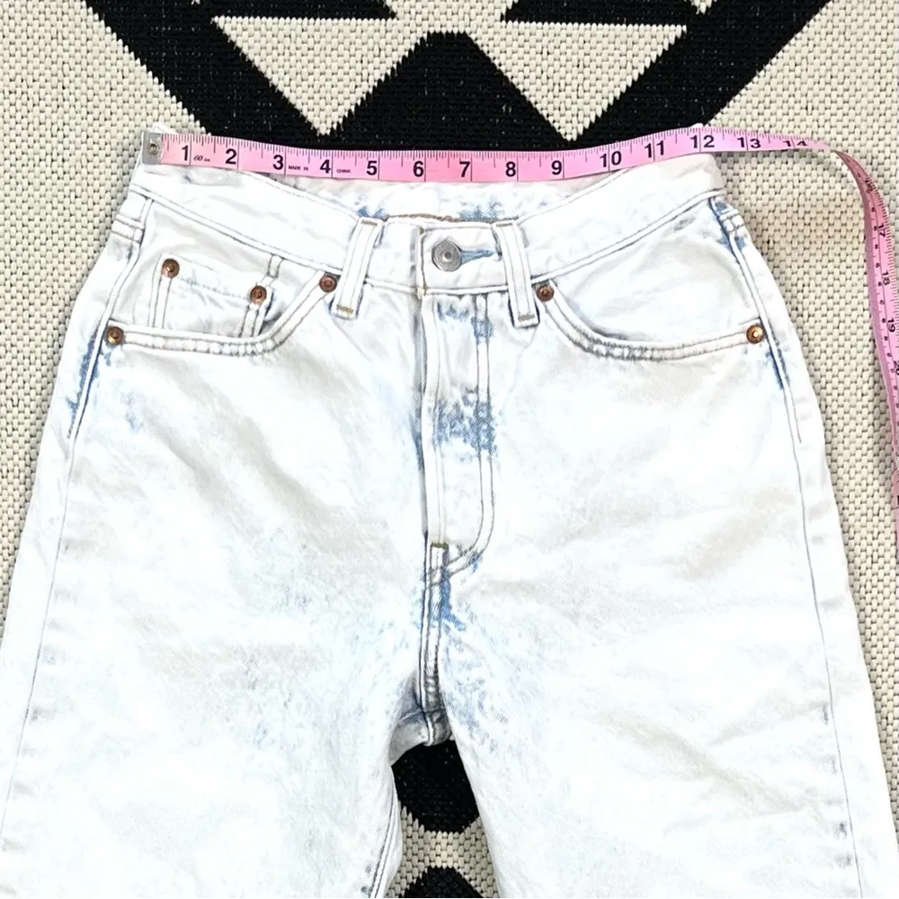 Levi’s 501 ‘81 High Rise Tapered Mom Jean in Erikka's Pic Light Wash Size 25 - Image 8