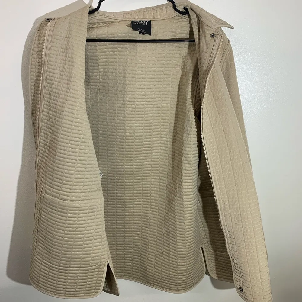 HILARY RADLEY Beige QUILTED COAT Small WOMEN length 30 inches chest 20 inches - Image 2