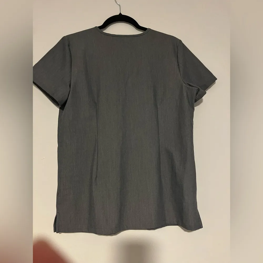 FIGS Grey one pocket scrub top technical collection size S - Image 3