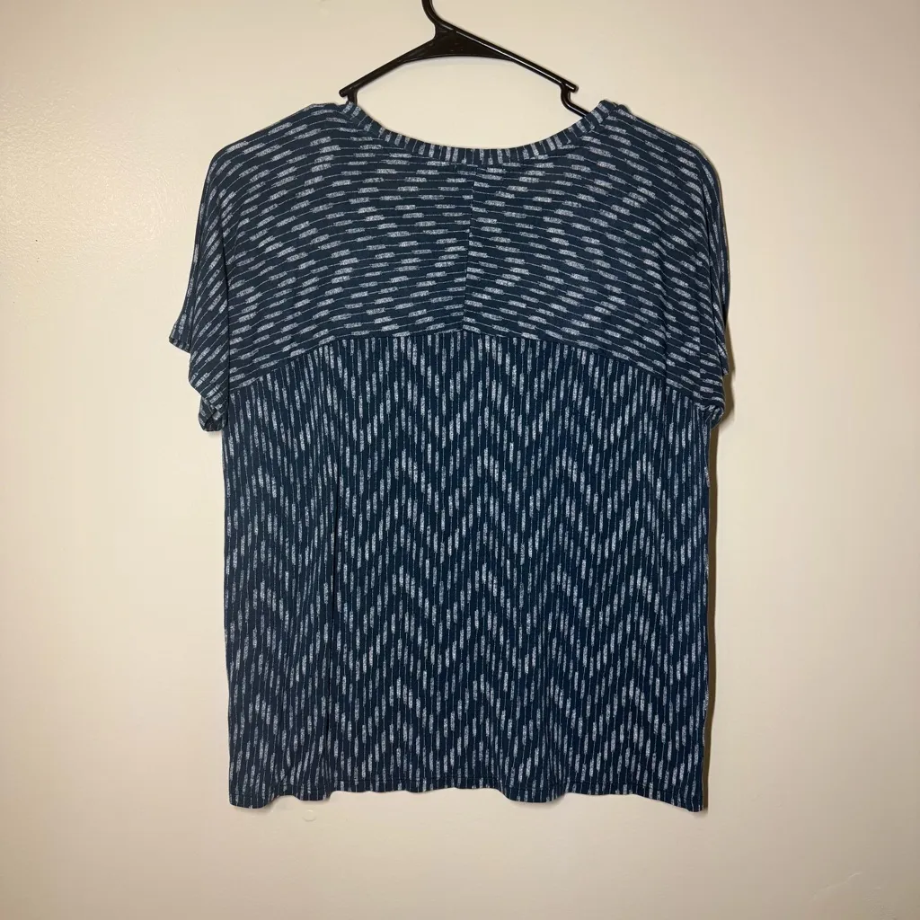 Old Navy  Blue and White Patterned Blouse - Image 2