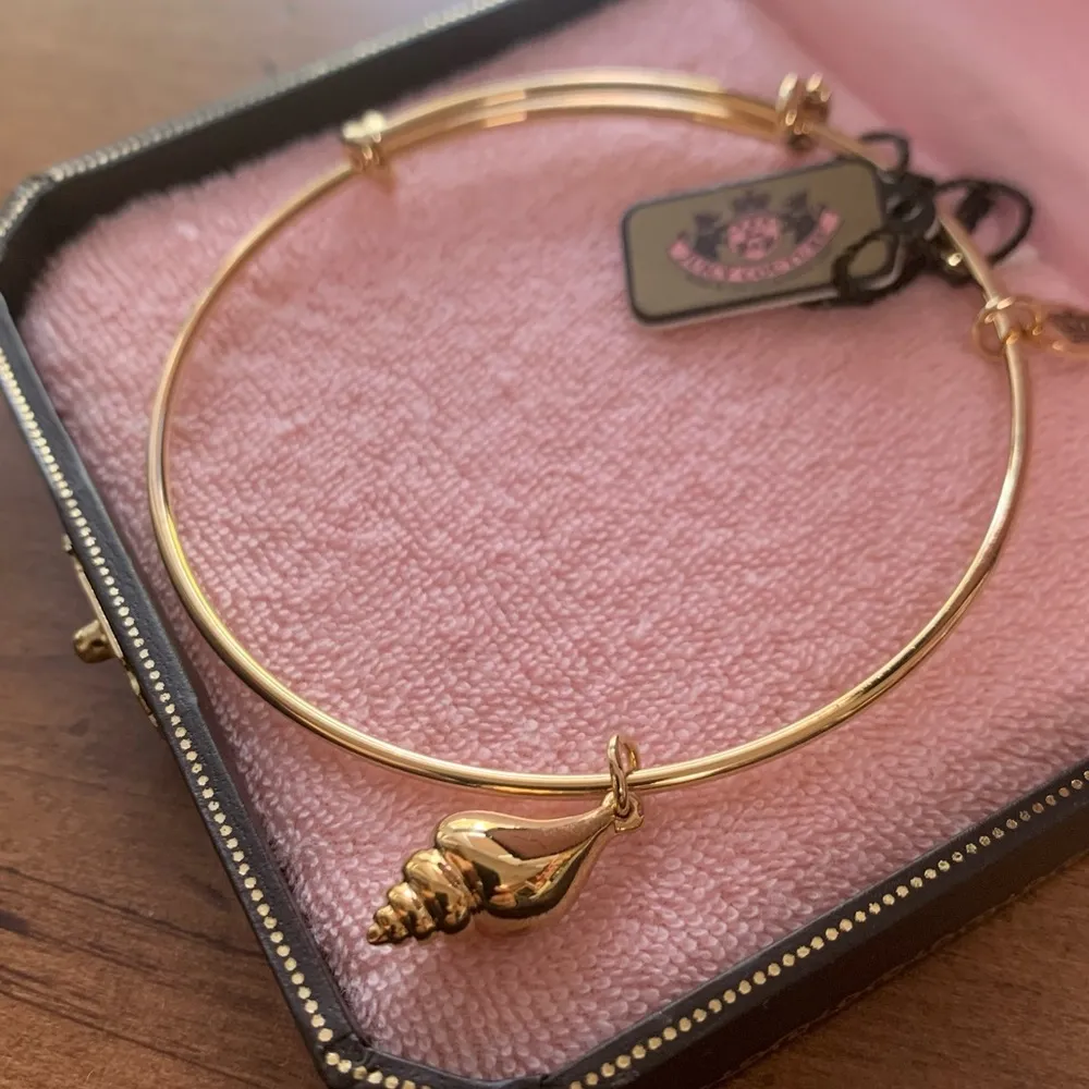 Retro  Pam Gela Gold Seashell Charm Fun in the Sun Bangle Bracelet - Image 4