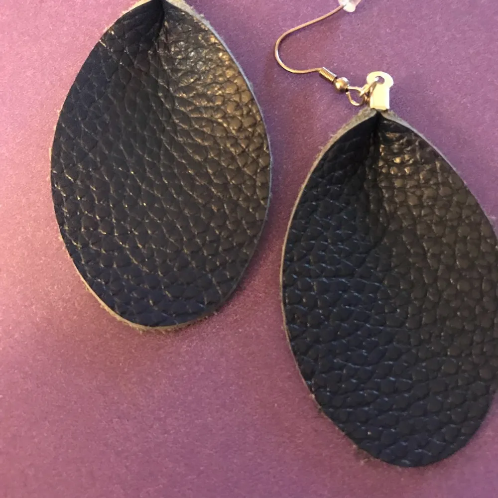 Earrings Navy Blue Faux Leather in Teardrop Shape w/ Fish Hook & Back NEW - Image 3