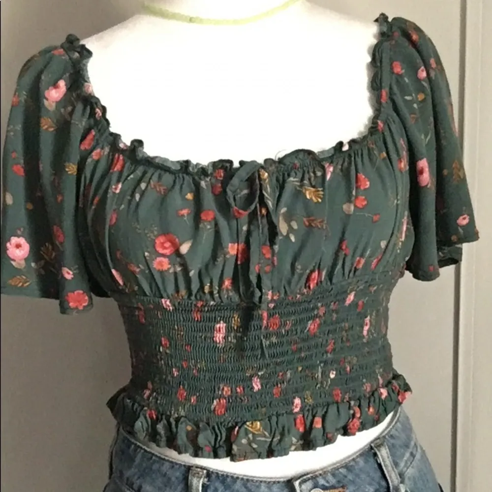 ⬇️ 2 for $35 Marked Listings Forever 21 Short Sleeve Crop Smocked Peasant Top - Image 8