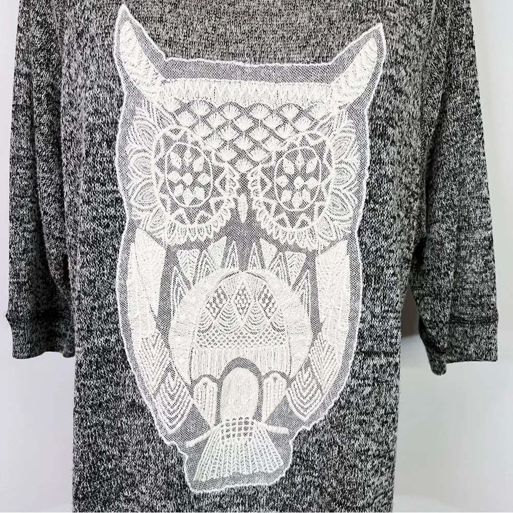 BOBEAU Gray Knit Embroidered Owl Graphic Raglan Top Small - Image 4