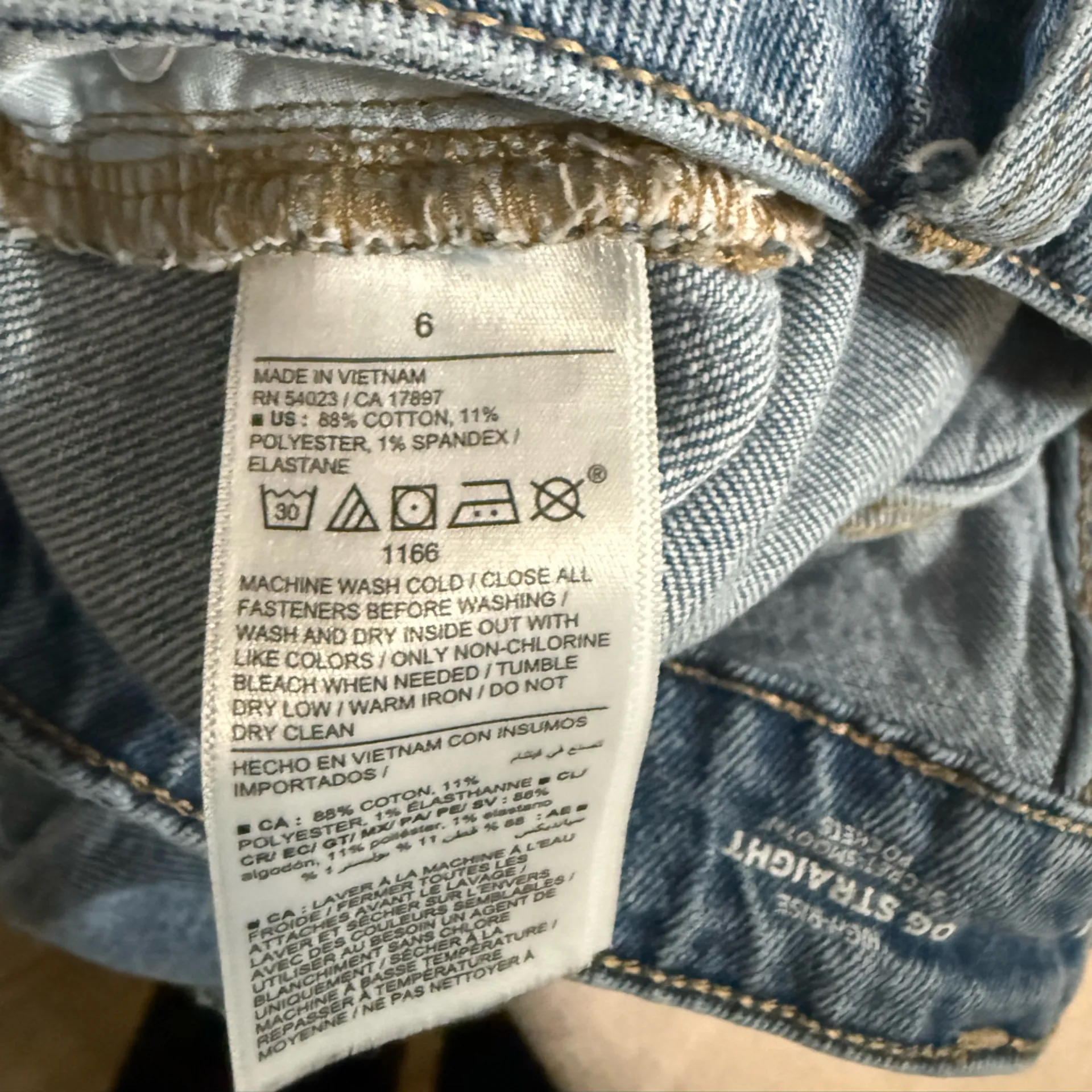 Old Navy women’s Straight Blue Jeans size 6 - Image 7