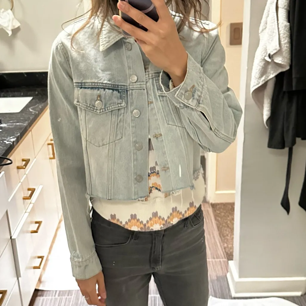 Light Wash Cropped Denim Jacket with Raw Hem - Image 12