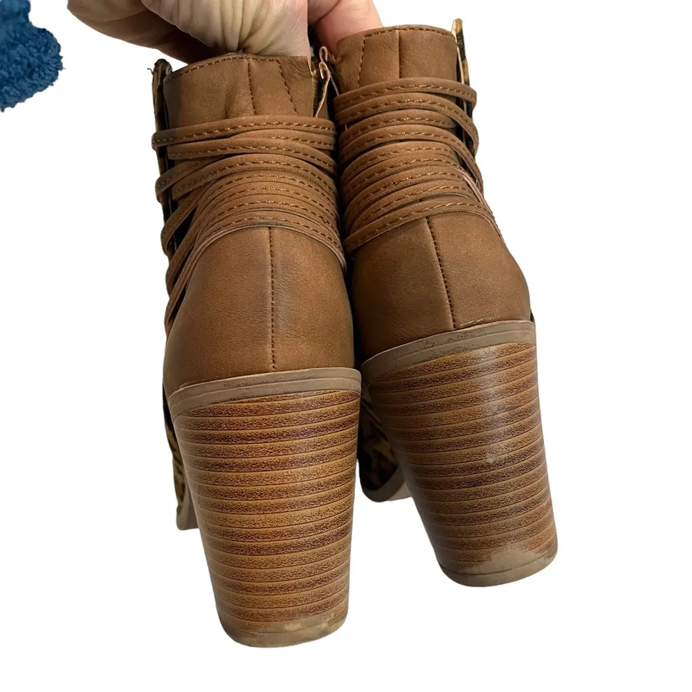 Very Volatile Women's Lacey Ankle Bootie, Sz 8 - Image 8