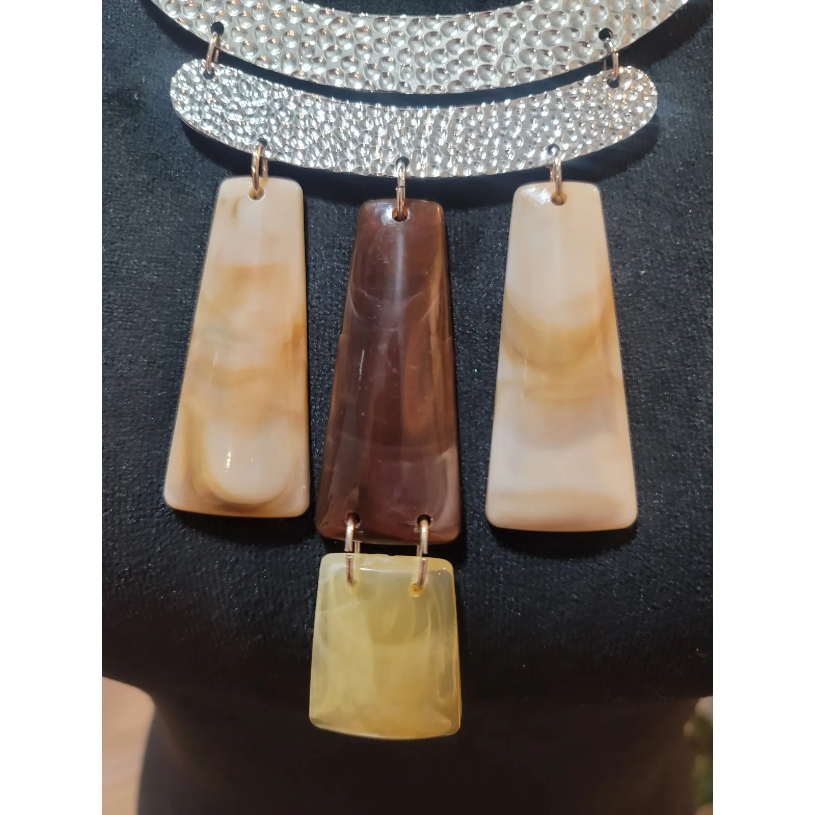 Women's Statement Necklace With Hammered Metal Bars Resin Pendants Lobster Clasp Brown - Image 3