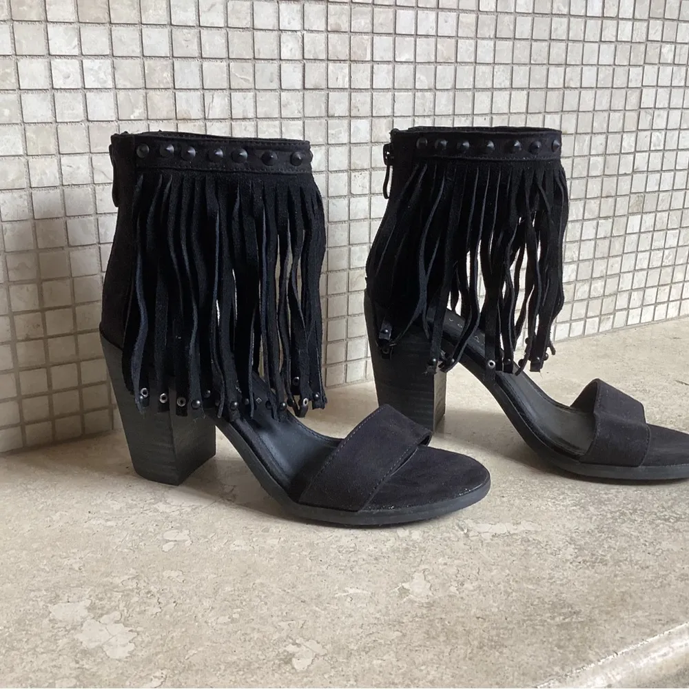 🩵NWB🩵 VERY VOLITILE SUEDE LADIES BLACK FRINGE SANDALS ZIPPER CLOSURE SZ. 6 - Image 5