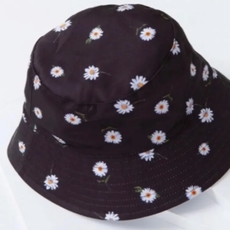 ALICE + OLIVIA DAISY PRINT REVERSIBLE BUCKET HAT - Image 13