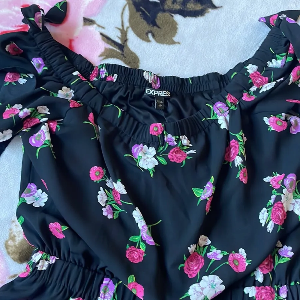 EXPRESS 

FLORAL PRINT OFF SHOULDER JUMPSUIT / SIZE SMALL / pre- owned - Image 3