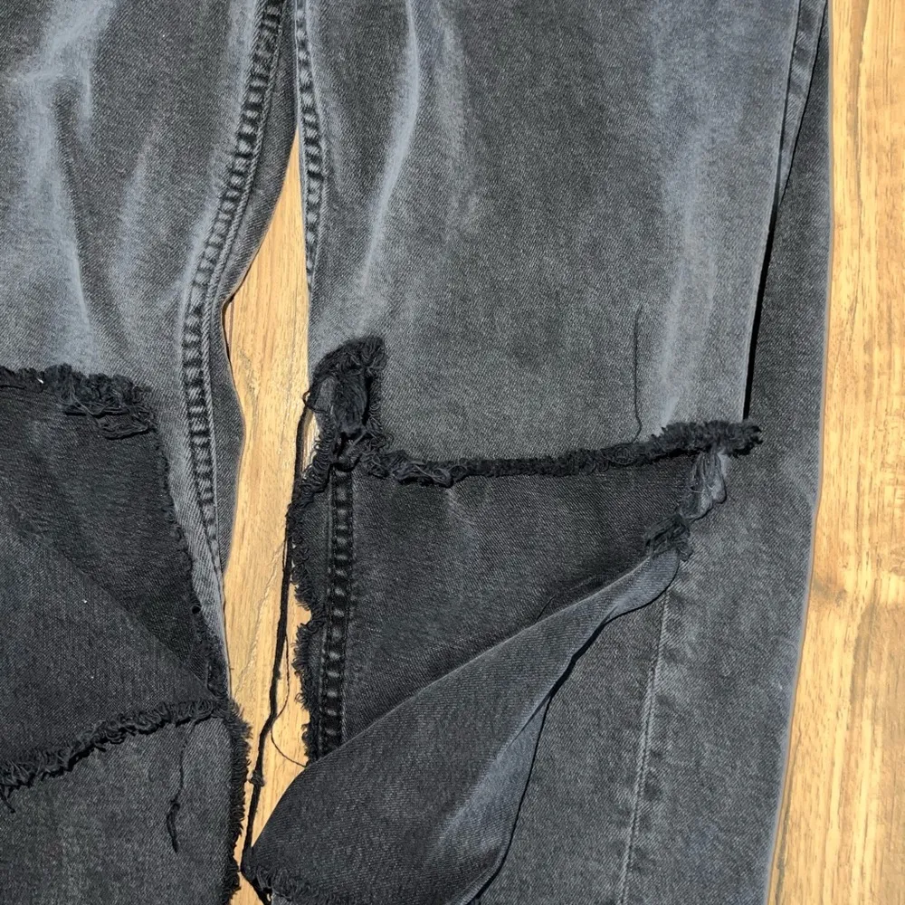 black distressed jeans - Image 2