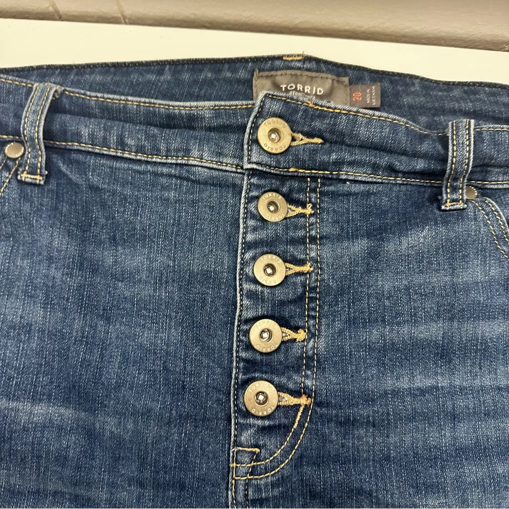 Torrid Button Fly Dark Blue Jean Shorts Distressed Hem size 20 plus size - Image 2