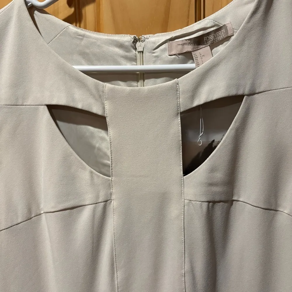 Forever 21 Women's Sleeveless Dress off white Sz L open detail front color - Image 4