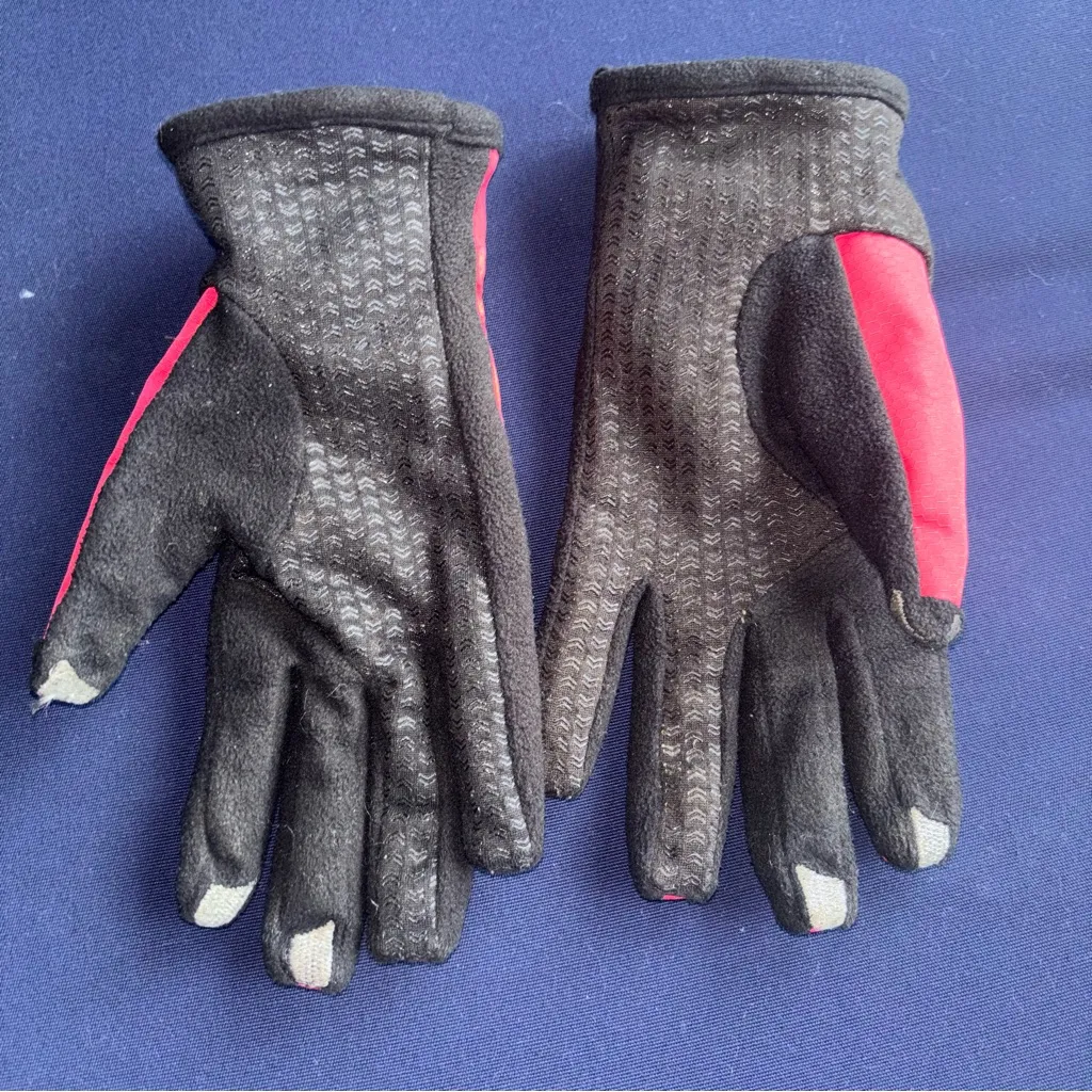Red and Black Gloves - Image 2