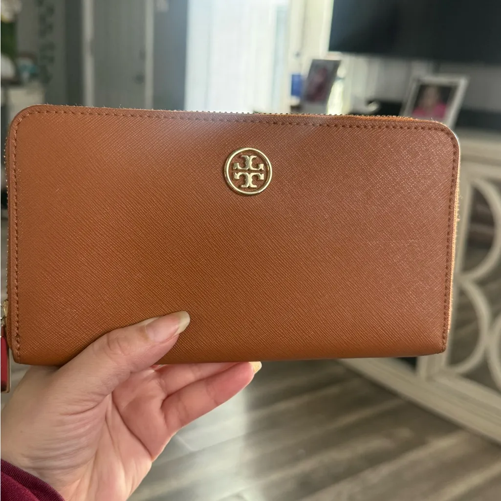 Tory Burch Tan Leather Wallet with Gold Logo - Image 5