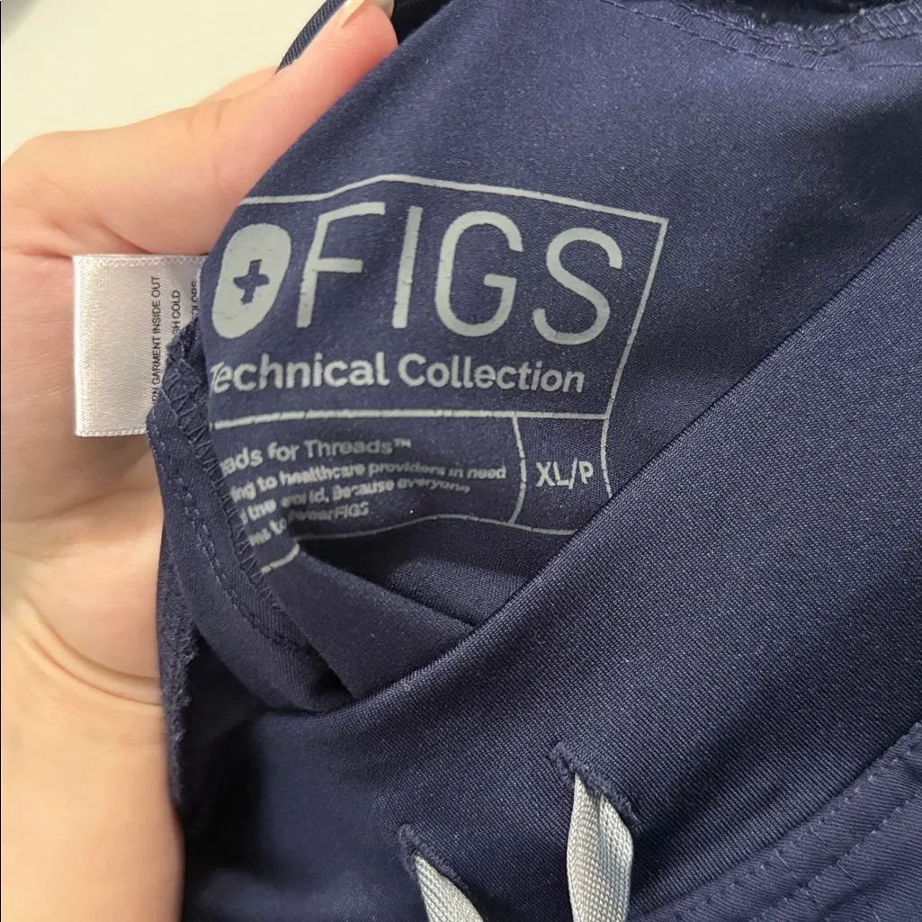 FIGS Women’s Kade Cargo Scrub Pants in Navy Size Extra Large PETITE - Image 4