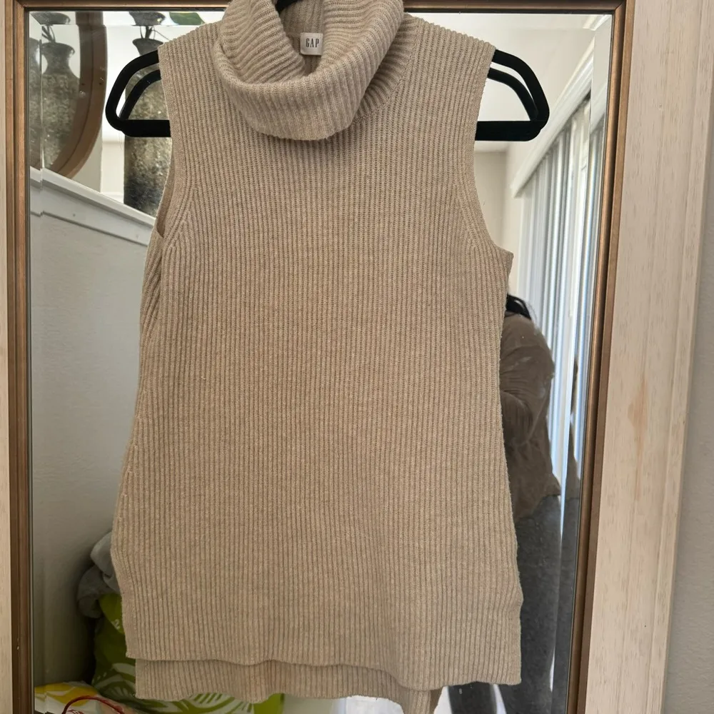 GAP Women's Cream Sleeveless Sweater turtleneck - Image 4