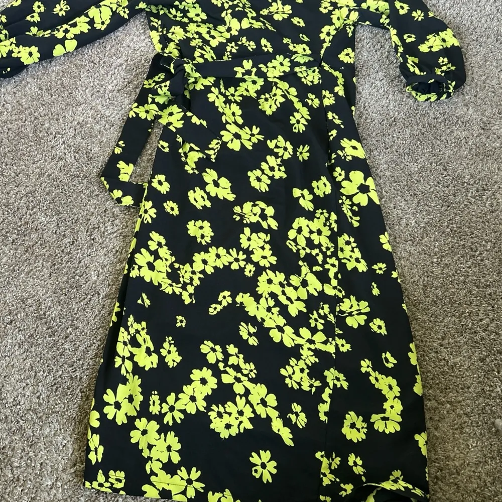TopShop Women’s Floral Wrap Long  Dress - Black/Bright Lime Green Sz 4 - Image 9