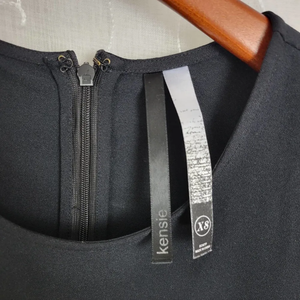 Kensie Womens Blouse Size XS Black Front Tie Side Slit Back Zip Short Sleeve - Image 4