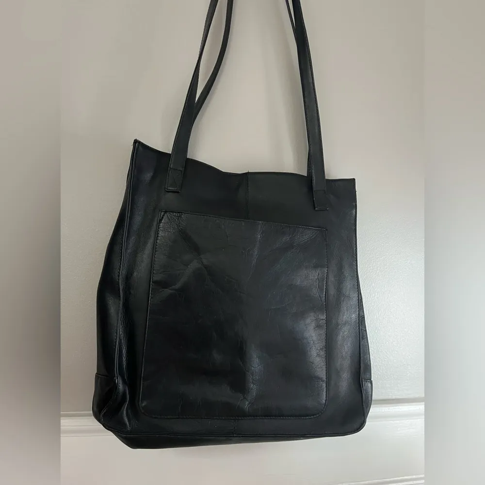 Frye Black Leather Tote Bag with Classic Shape and Long Handles - Image 5