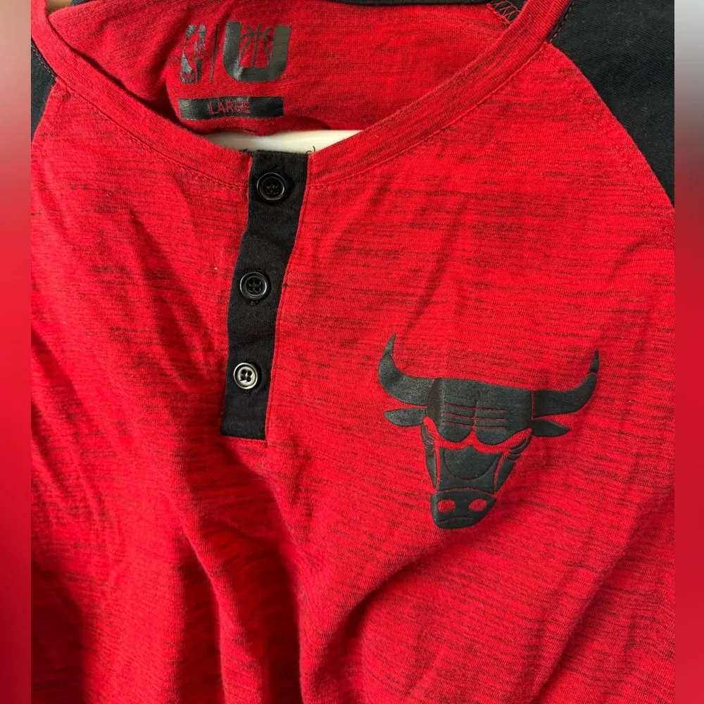 Size Large Red Chicago Bulls Raglan Shirt - Image 2