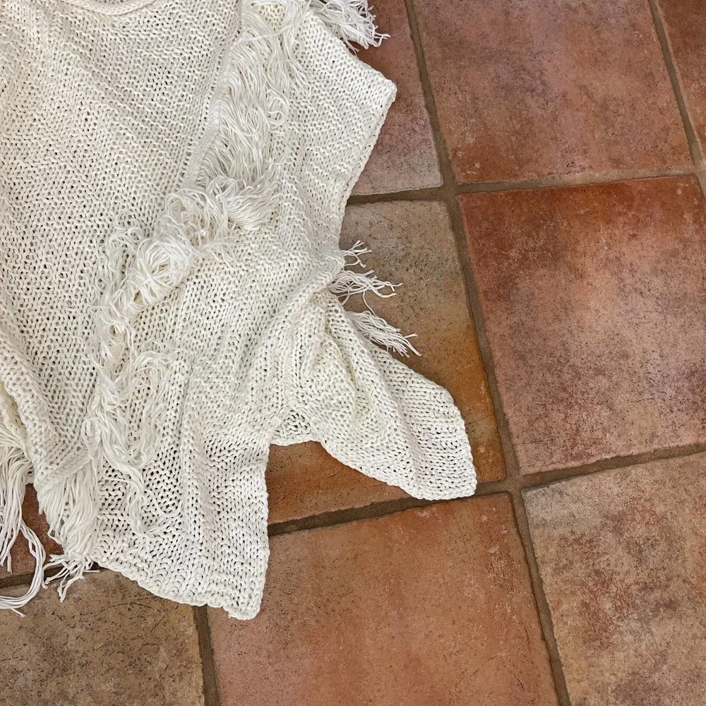 Ariat sleeveless crochet fringed pullover poncho/Top S/M - Image 4