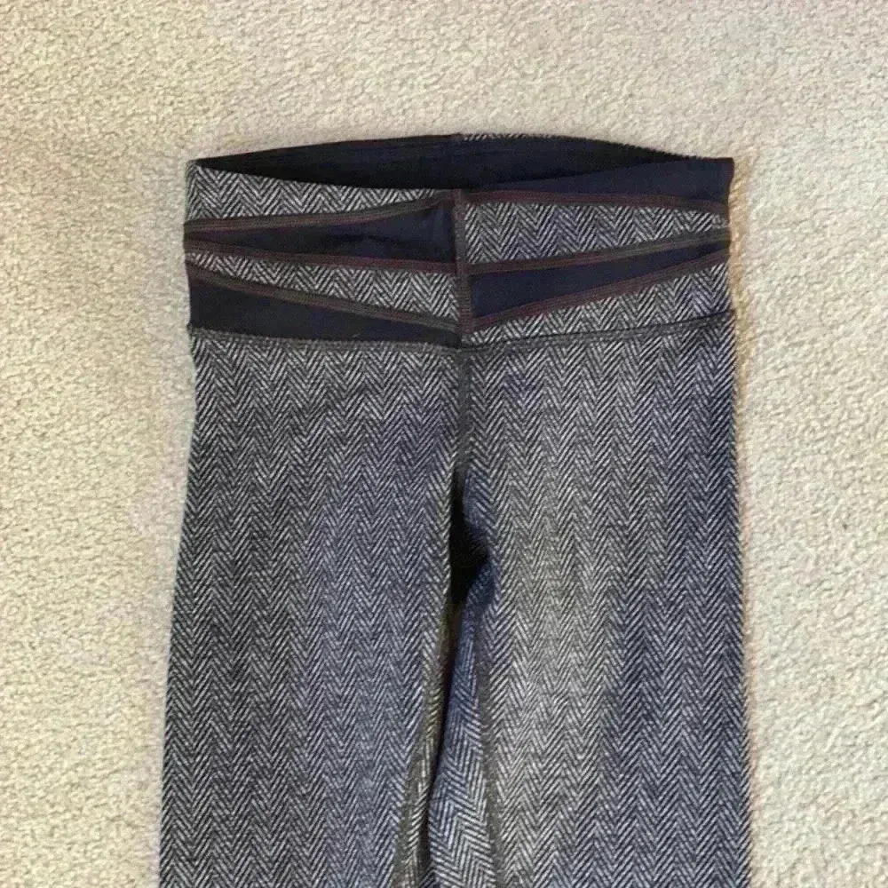 Brown and black chevron pattern Lululemon leggings in size 2 - Image 2