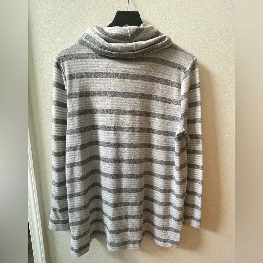 LOFT long sleeve turtleneck, grey/white, size large - Image 3