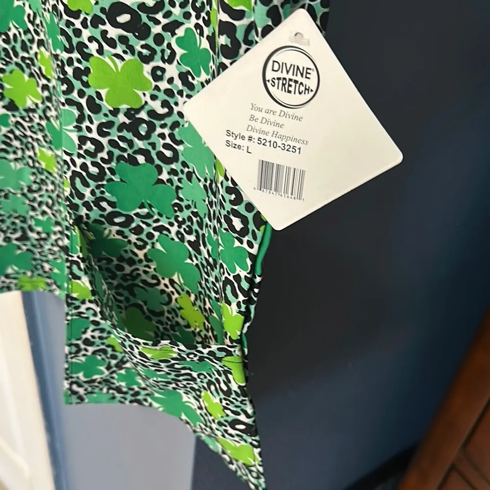 Green ladies scrub top. NWT with green leopard print and 3 leaf clover. Size L - Image 5