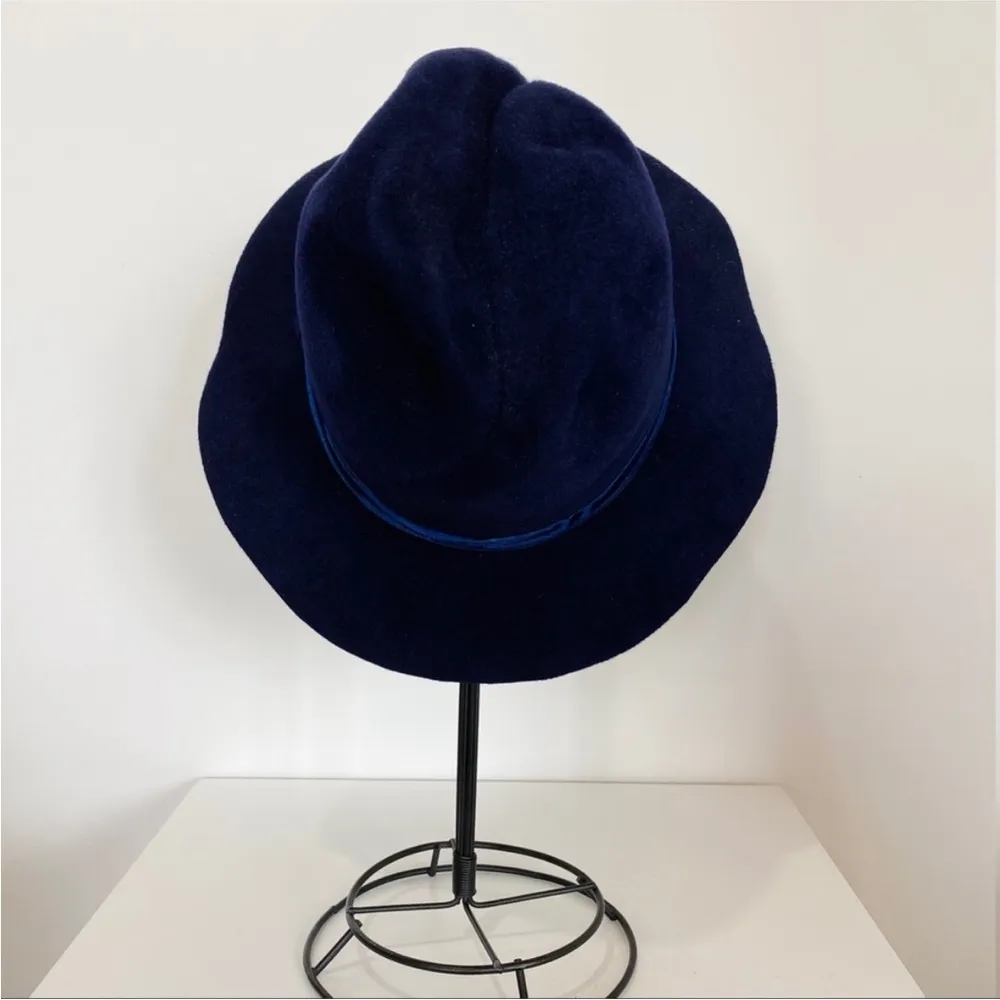 Gigi Burris Millinery Beautiful shape velvet hat in Navy blue - Image 5