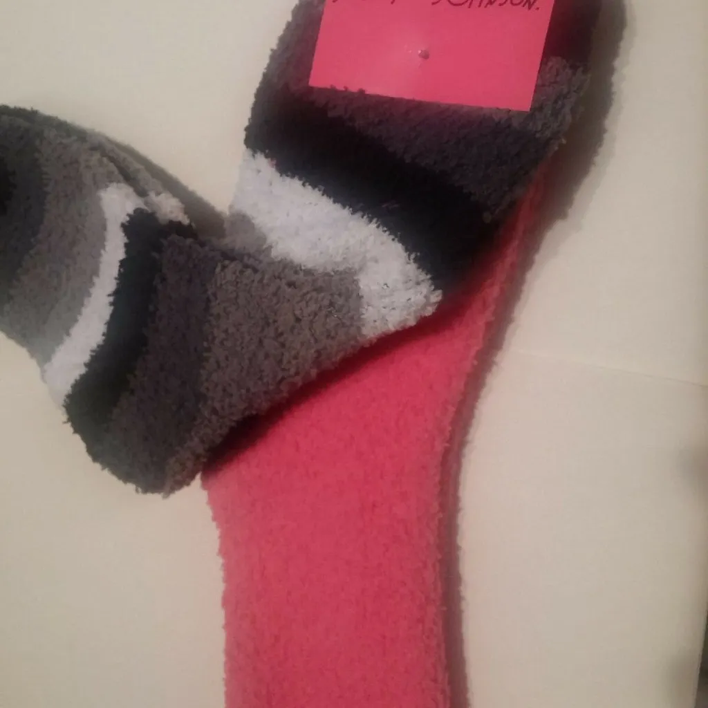 🆕BETSEY JOHNSON WOMEN'S SOFT COZY SLIPPER 2 PAIRS SOCKS SIZE 9-11 NWT - Image 5