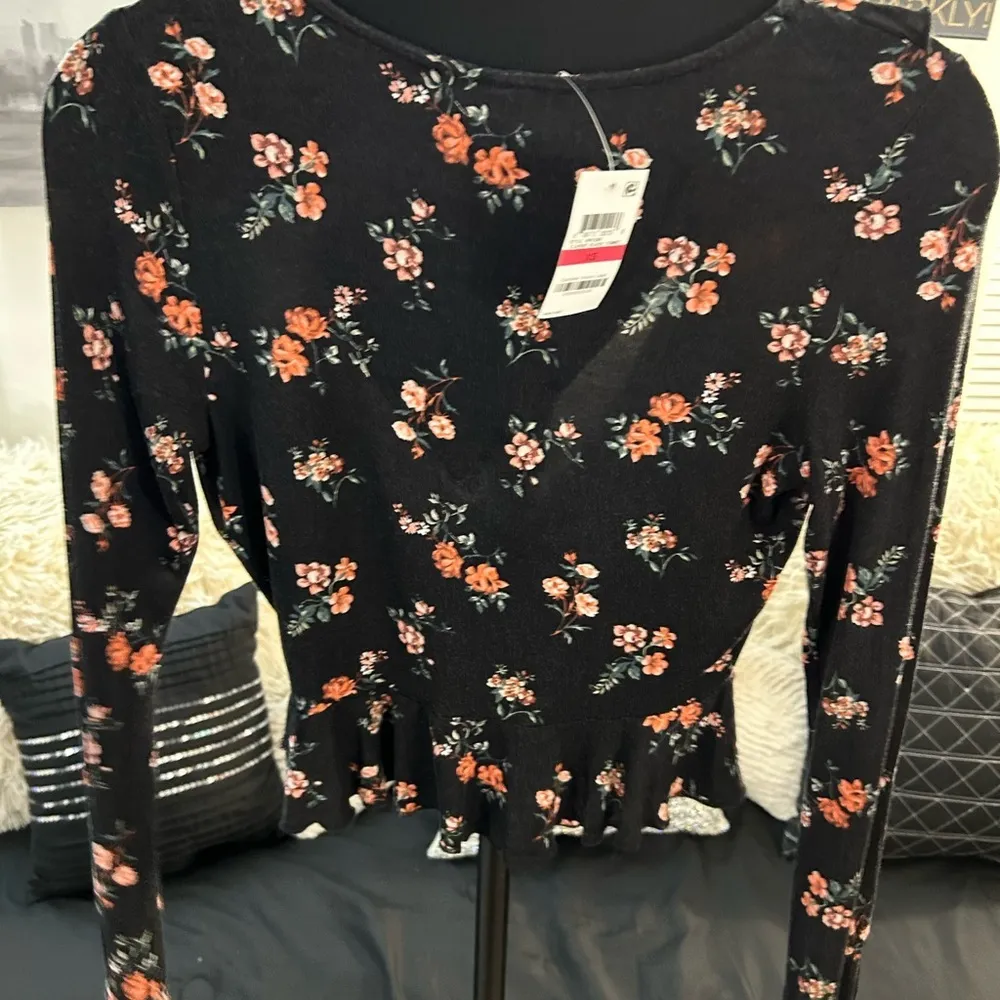 NWT! American Rag Deep plunge open V cropped peplum top - Image 3