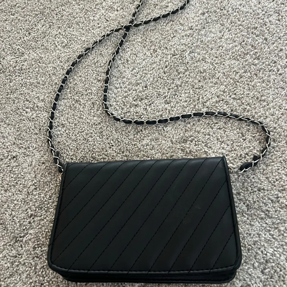 Badgley Mischka  Black Quilted Chain Crossbody Bag - Image 5