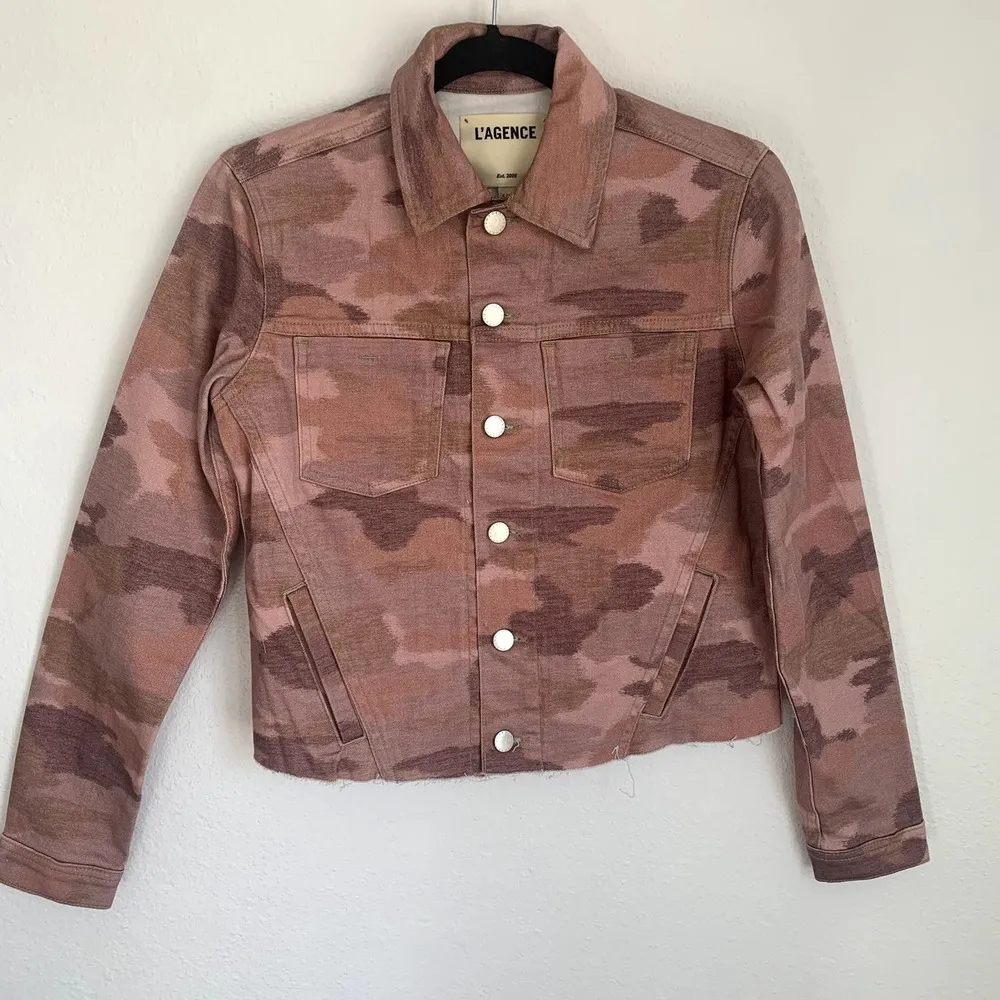 NEW L'AGENCE Janice Crop Jean Jacket in Nude Pink Camo - Image 2