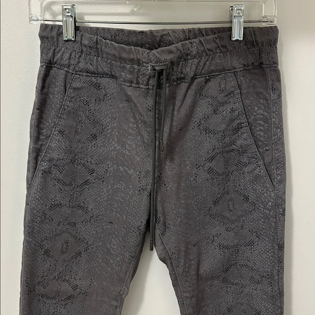 Bevy Flog Shely Gray Snake Print Pants Size 24 - Image 3