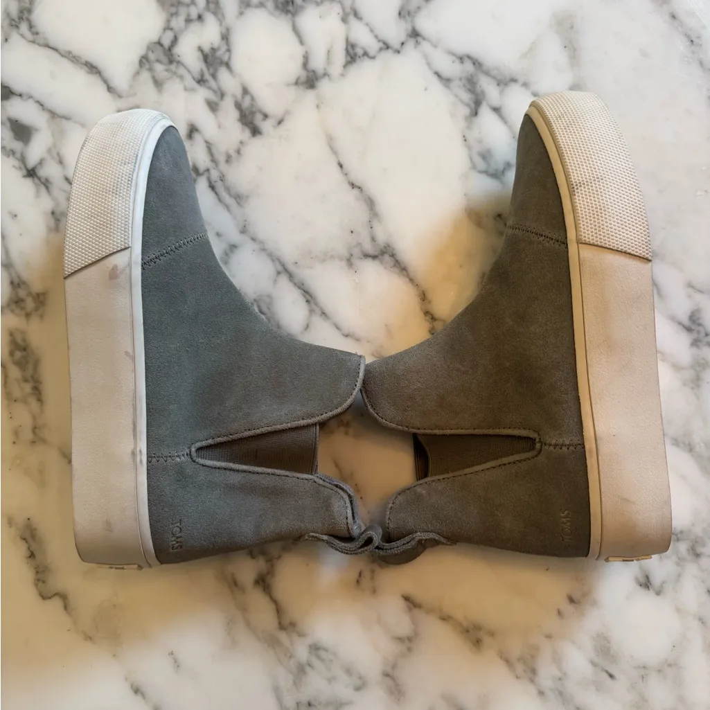 NWT TOMS Fenix Platform Chelsea Vetiver Suede Sneaker Vetiver Grey Suede Sz 5 - Image 7