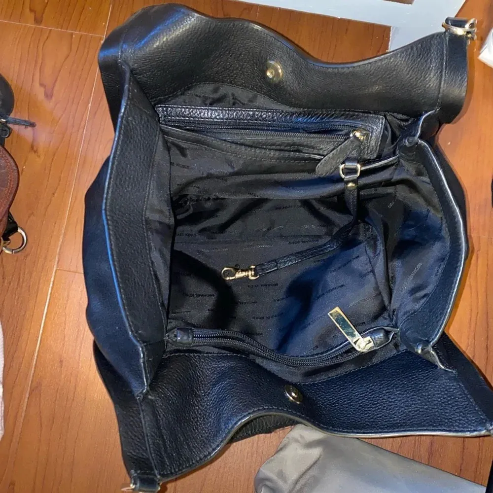 Michael Kors Newbury Pebbled Leather Chain Tote‎ Bag - Image 7