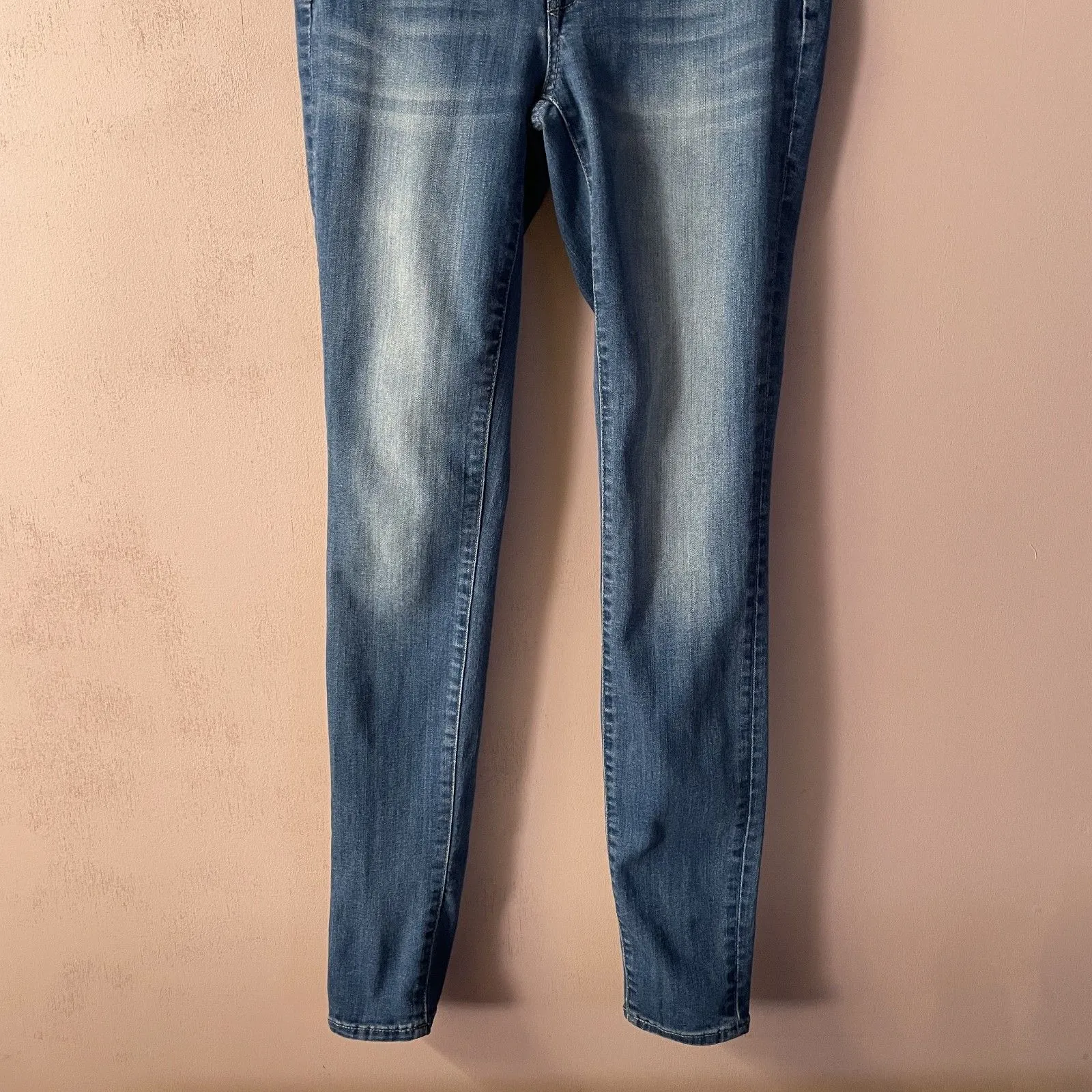 Charlotte Russe Medium Wash Blue 3-Button High Rise Jeans Size 2 EUC - Image 8