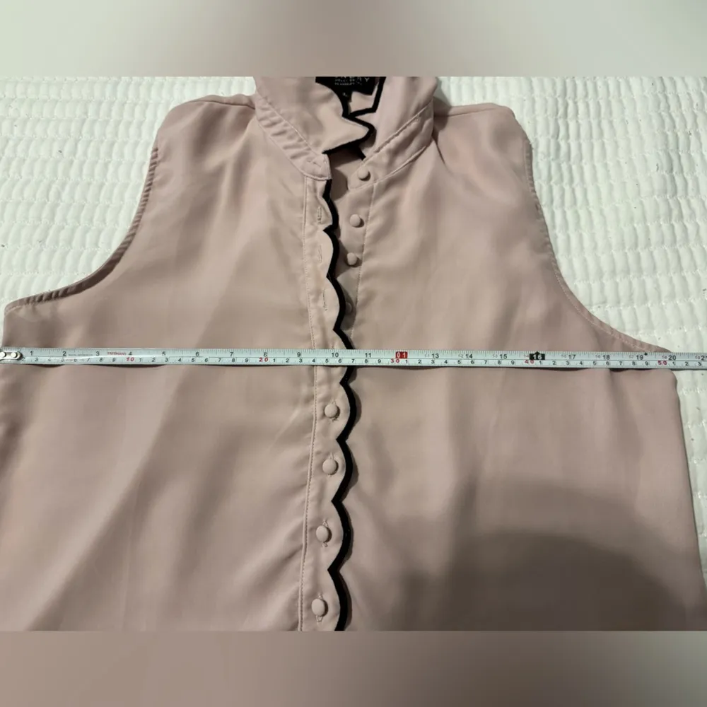 Laundry by Shelli Segal Pink Scalloped Edge Sleeveless Blouse Size Medium - Image 4