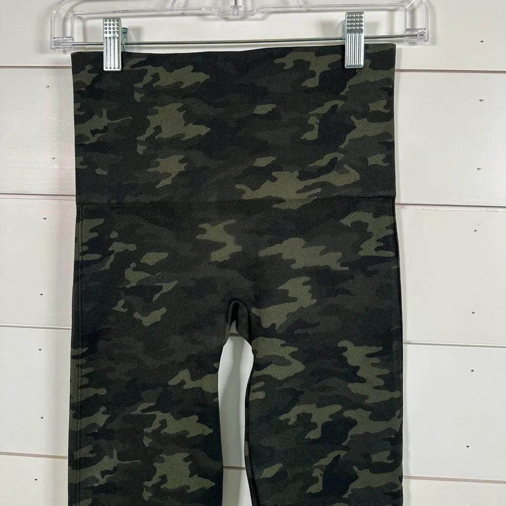 Spanx Seamless Dark Green Camo Leggings, EUC, Size Medium, MSRP $68 - Image 9